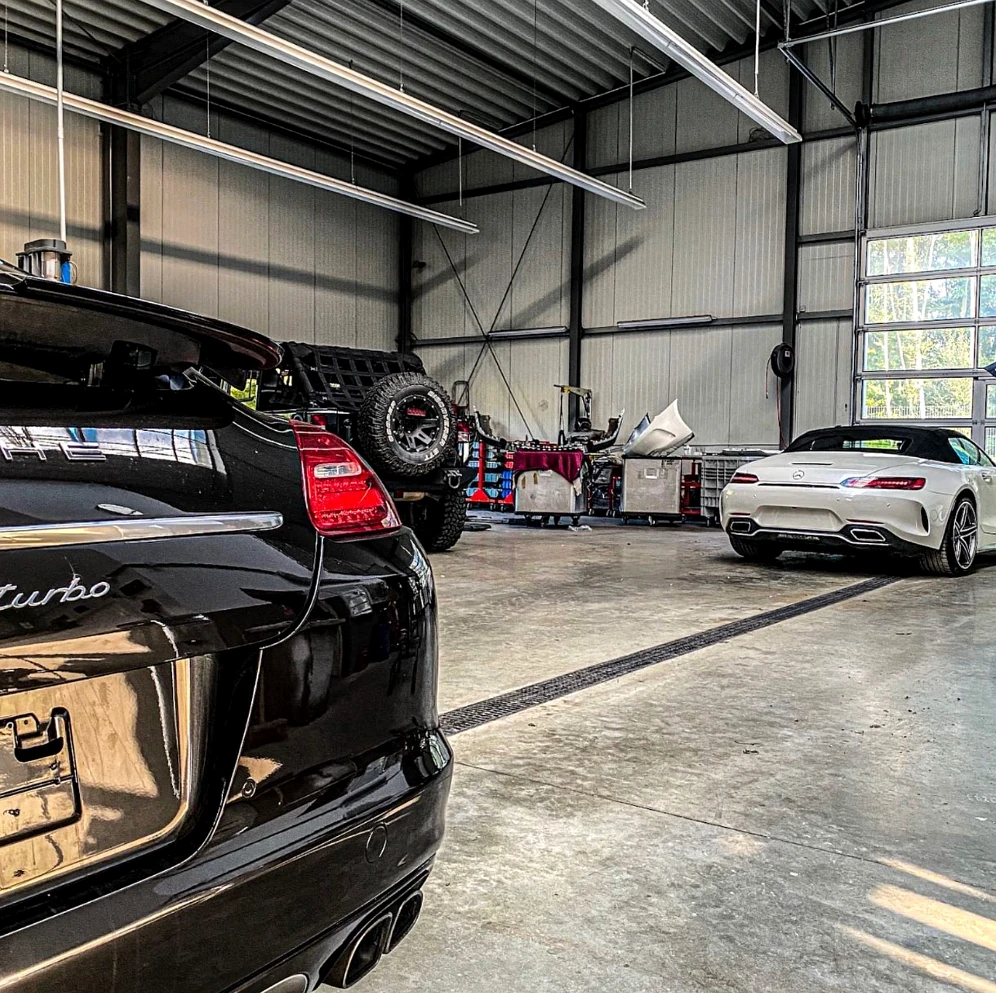 Ascar Werkstatthalle mit Porsche und Mercedes-AMG